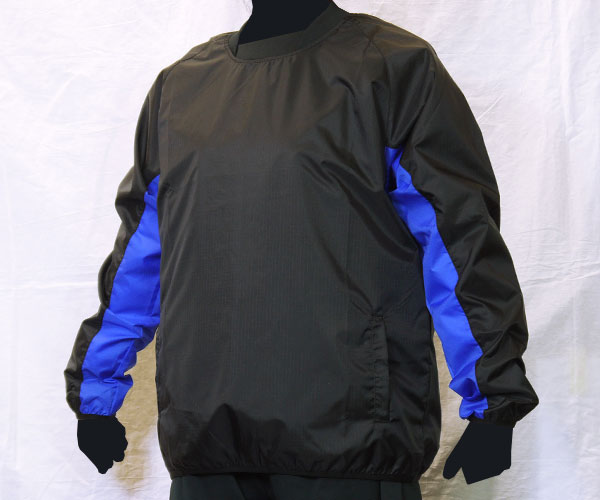袖下部の生地をボディとは別の色に切り替えた黒のサッカー用ピステ