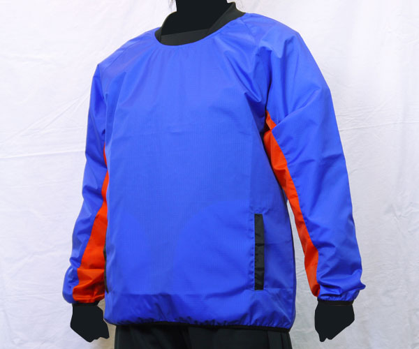 袖下部の生地をボディとは別の色に切り替えた青のサッカー用ピステ