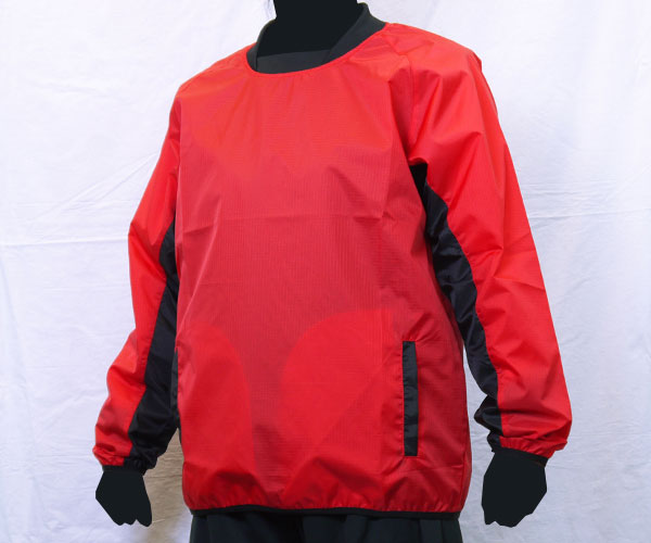 袖下部の生地をボディとは別の色に切り替えた赤のサッカー用ピステ